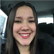 Profesora de infantil apoya a niños en deberes y en comprensión de contenidos